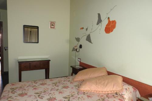 a bedroom with a bed and a tree on the wall at Casa Rural Monfragüe in Villarreal de San Carlos