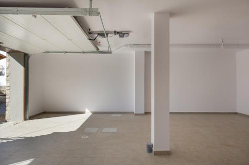 an empty room with white walls and a white pole at Casa Jacinto in Orós Alto