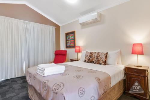 Een bed of bedden in een kamer bij Dongara Tourist Park