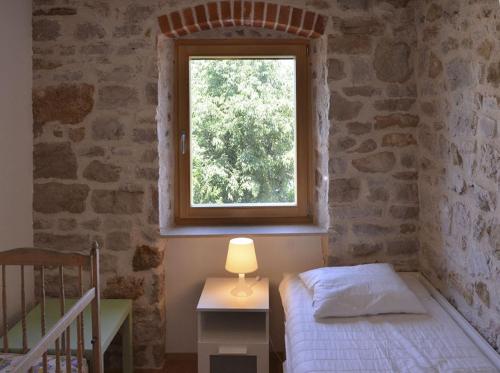 Postel nebo postele na pokoji v ubytování Stone House Nana