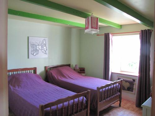 Santecにあるti.brasの紫のシーツと窓が備わるベッドルームのベッド2台