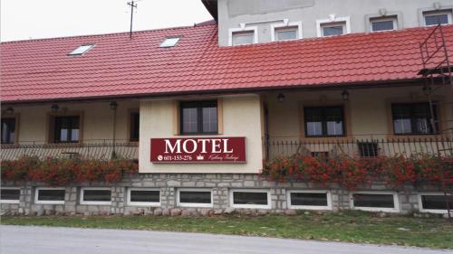a motel sign on the side of a building at Motel Królowej Jadwigi in Sandomierz