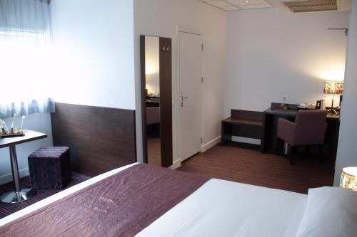 Een bed of bedden in een kamer bij Hotel Luxer