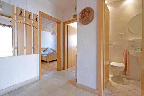een badkamer met een douche, een toilet en een wastafel bij Ferienwohnungen Anneliese in Neustadt an der Weinstraße