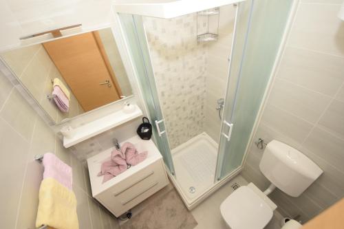y baño pequeño con ducha y aseo. en Apartmani Dora i Kati, en Orebić