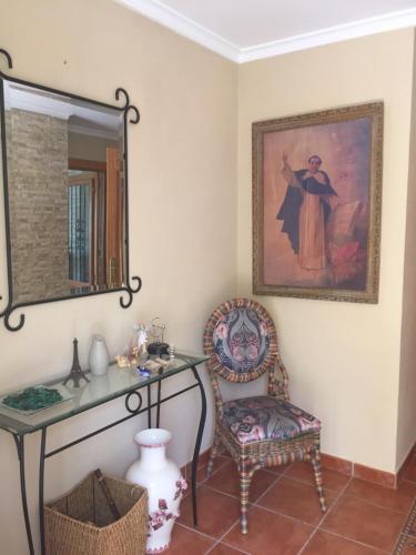 テウラーダにあるChalet del Masのテーブル、椅子、鏡が備わるお部屋