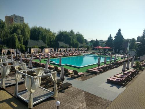 丘賓斯克的住宿－艾德姆酒店，一个带躺椅和一系列设施的大型游泳池