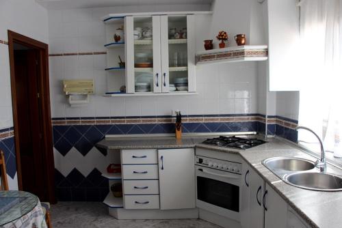 A kitchen or kitchenette at Casa Paquita Y Telesforo