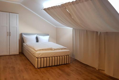 Tempat tidur dalam kamar di Hotel-Residenz Oberurseler Hof