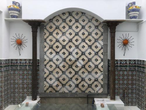 un muro decorato con due vasi su un muro di Hotel Don Miguel a Ronda