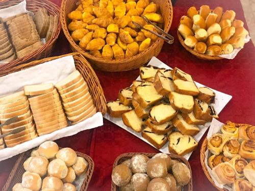 una tavola con cesti di diversi tipi di pane e prodotti da forno di Flamingo Hotel Sunny Beach a Sunny Beach