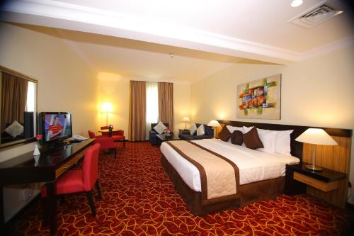 Habitación de hotel con cama y escritorio en Dream City Hotel Apartments, en Dubái