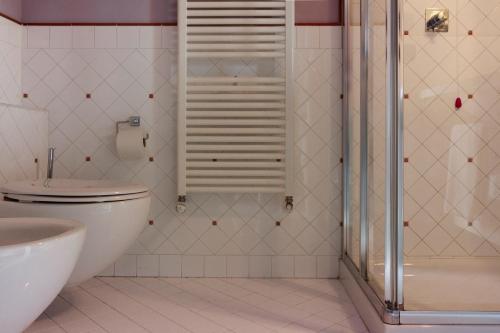 a bathroom with a toilet and a shower at B&B a Ca' Minore Franciacorta in Passirano