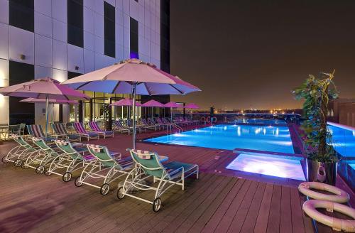 Πισίνα στο ή κοντά στο Premier Inn Dubai Ibn Battuta Mall