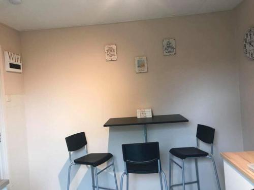 a bar with three stools in a room at B&B Het Onderduukertje in Wemeldinge