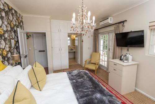 Televisyen dan/atau pusat hiburan di Baruch Guest House Rhodes