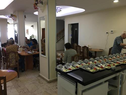 un gruppo di persone seduti ai tavoli in un ristorante di KOÇAN OTEL Hatice Karakoçan ad Akçakoca