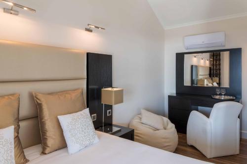 Un pat sau paturi într-o cameră la Atlantic Heritage Luxury Villa