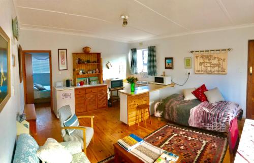 salon z łóżkiem i biurkiem w obiekcie Casa Oma w mieście Fisherhaven