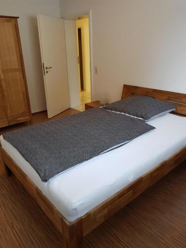 ein Schlafzimmer mit einem großen Bett in einem Zimmer in der Unterkunft 25 Schützenstraße in Diekholzen