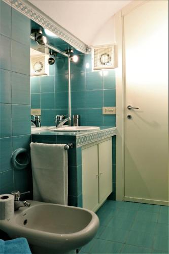 a bathroom with a sink and a mirror and a tub at Claudia's home 2 in Alghero