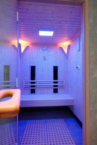a room with a bench in a room with pink lights at Johanneshof - Dein MOUNTAIN Wohlfühlhotel in Saalbach Hinterglemm