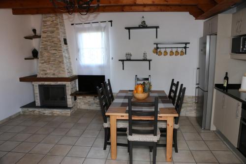 una cucina e una sala da pranzo con tavolo e sedie in legno di Casa El Molino a Puntallana