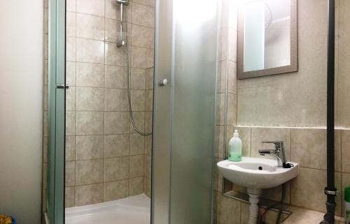 a bathroom with a shower and a sink at Szelestey utcai apartman (Szombathely) in Szombathely