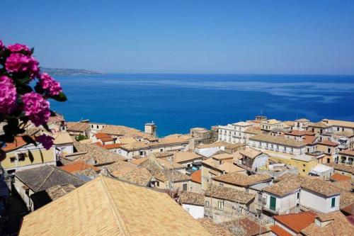 a view of a town with roofs and the ocean at Il Terrazzo su Pizzo in Pizzo