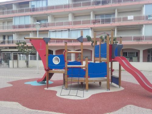 Ο χώρος παιχνιδιού για παιδιά στο location en bord de mer grau agde