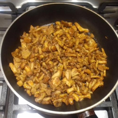 un poêle rempli de nourriture au-dessus d'une cuisinière dans l'établissement chalet le plan du rtia, à Morzine