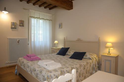 Ένα ή περισσότερα κρεβάτια σε δωμάτιο στο Dimora delle Camelie