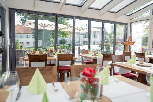Restoran atau tempat lain untuk makan di Gasthaus und Pension Zur Linde