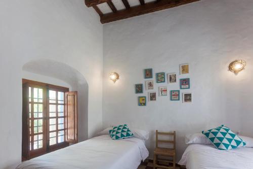 タリファにあるAzogueの白い壁の客室内のベッド2台