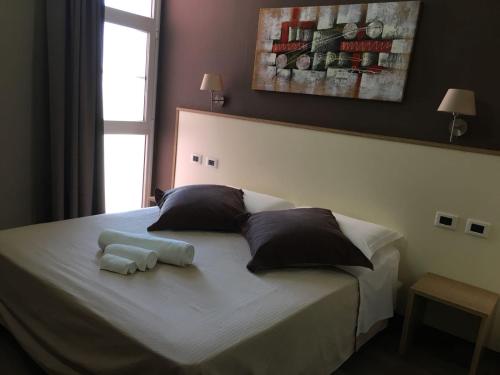 een slaapkamer met een bed met twee handdoeken erop bij 60Quattro bedrooms in Lamezia Terme