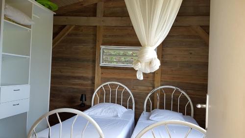Un pat sau paturi într-o cameră la Le Bougainvillier Blanc