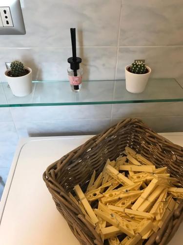 a basket of chips sitting on a table next to a shelf at 21House - Appartamento 1 in Busto Arsizio