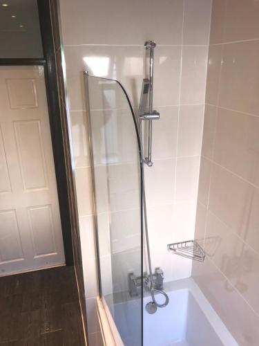 une douche avec une porte vitrée à côté d'un lavabo dans l'établissement 71 Travis street Burnley, à Burnley
