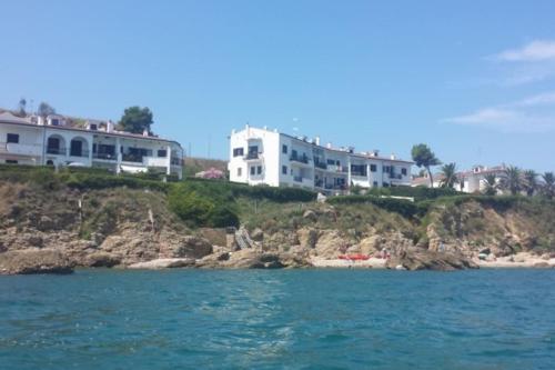 a group of houses on a hill next to the water at Casa al mare con ampio giardino in Vasto