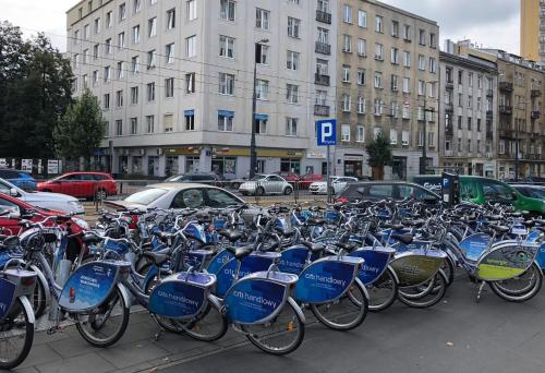 Un gruppo di biciclette parcheggiate in un parcheggio di Pulawska Nr 1 a Varsavia