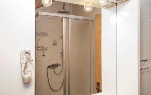 Ένα μπάνιο στο Apartments Mond