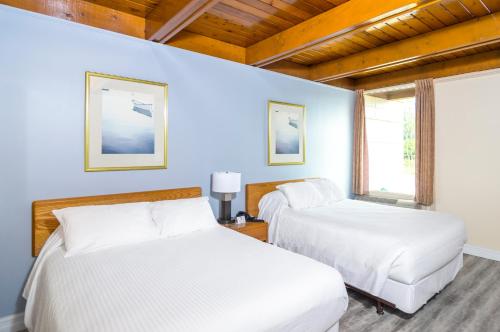 A bed or beds in a room at Mount Peyton Resort & Conference Centre