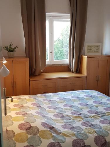 a bedroom with a bed and a window at Comfort City Hub - Metro Lisbon in Amadora