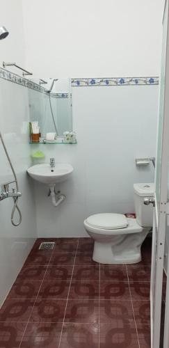 a bathroom with a toilet and a sink at Phu Quoc Beach Guesthouse in Phú Quốc