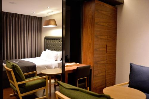 Säng eller sängar i ett rum på Golden Business Hotel