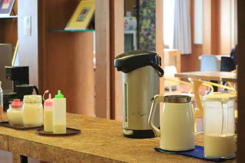una macchina per il caffè appoggiata su un tavolo con delle candele di Glur Central Pratunam a Bangkok