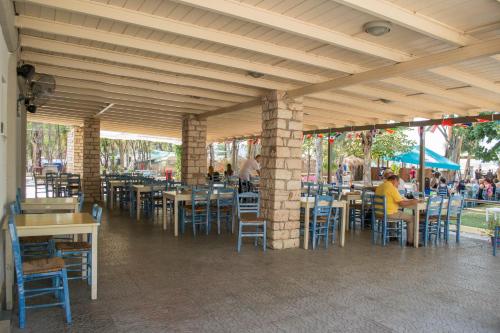 מסעדה או מקום אחר לאכול בו ב-Camping Drepanos