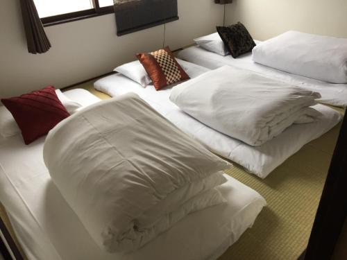 Een bed of bedden in een kamer bij Cool-Residence OTARU