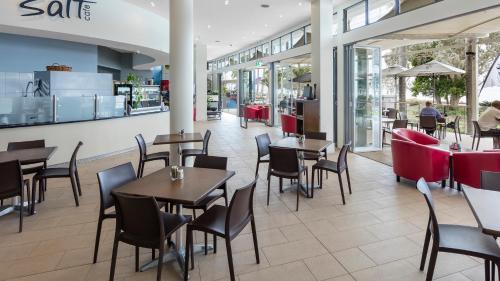 Restaurace v ubytování Oaks Hervey Bay Resort and Spa