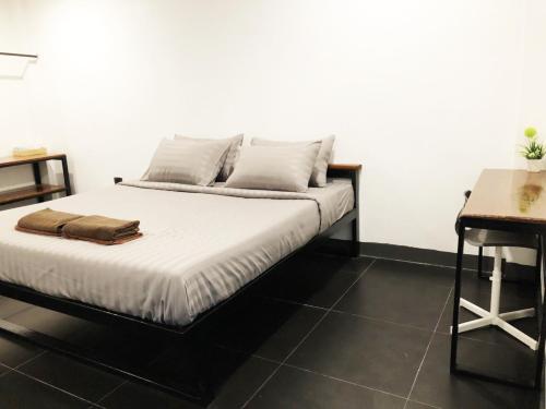 Ban KaeoにあるBed Telの部屋にある白いシーツと枕が置かれたベッド